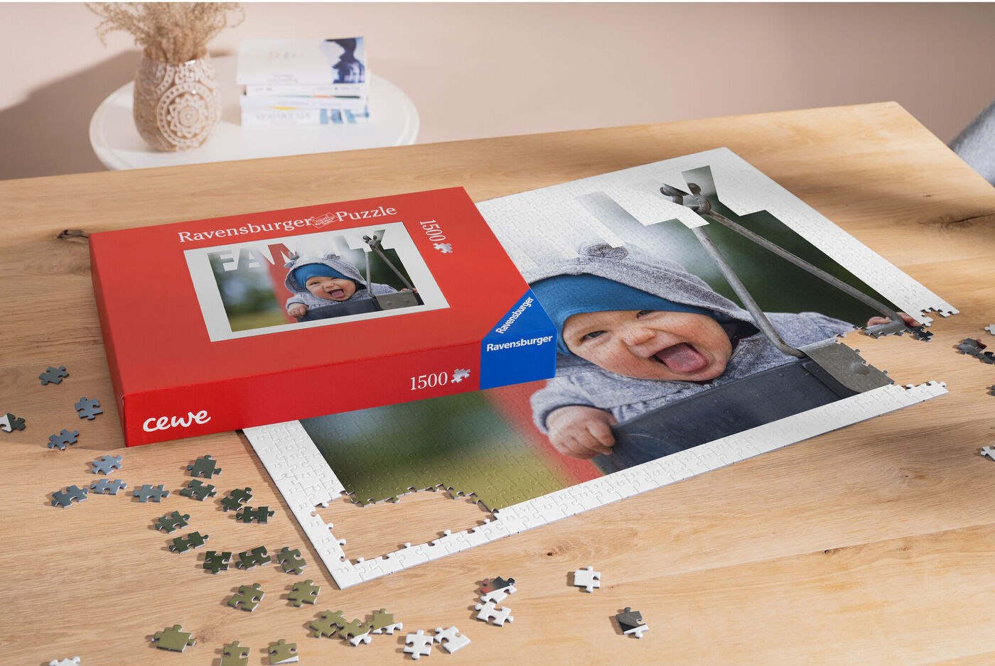 Ein Puzzlestück mit einem lachenden Kind, daneben die Verpackung des Ravensburger Puzzles auf einem Tisch.