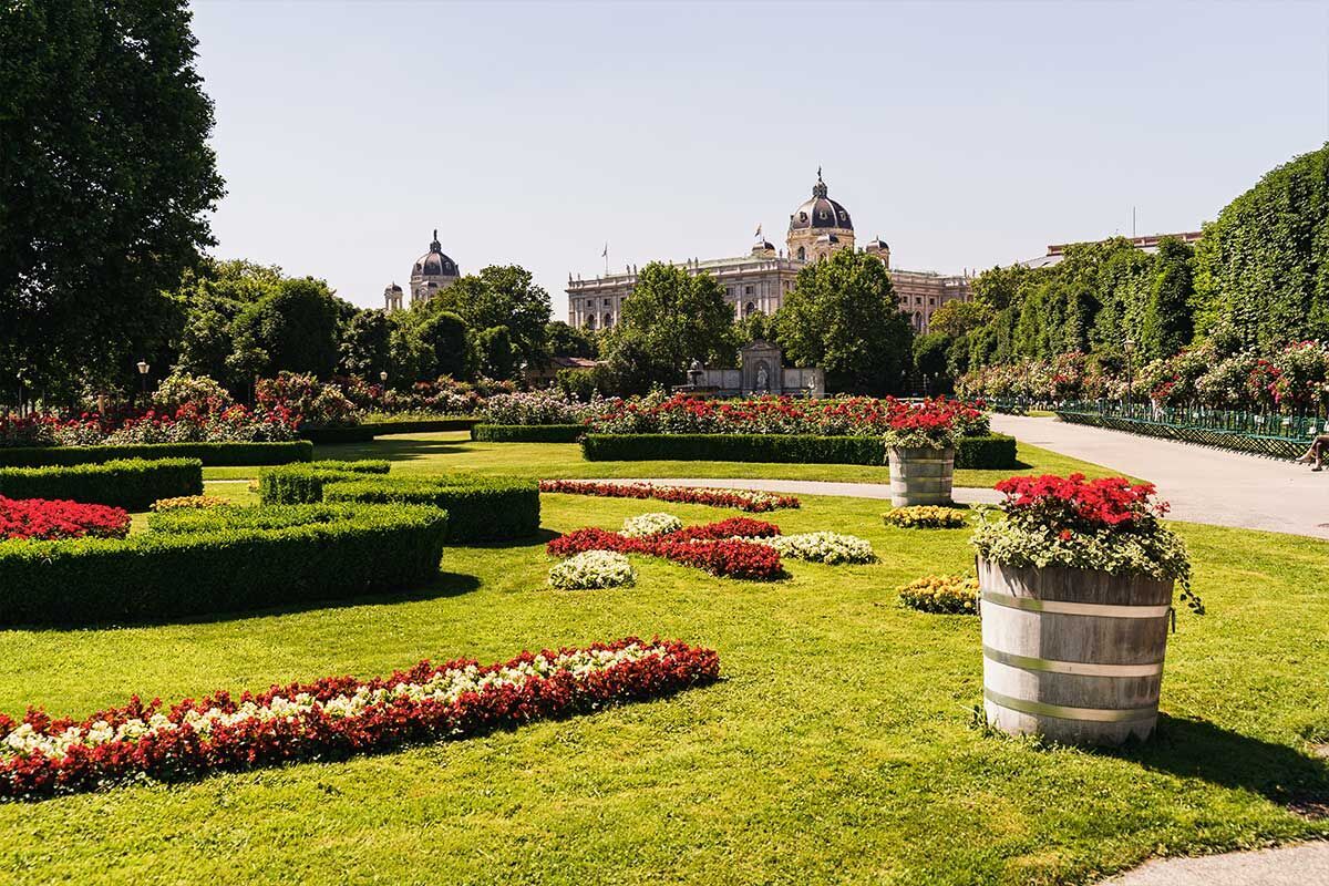 Schöner blühender Park mit Rasenflächen und bunten Blumenbeeten
