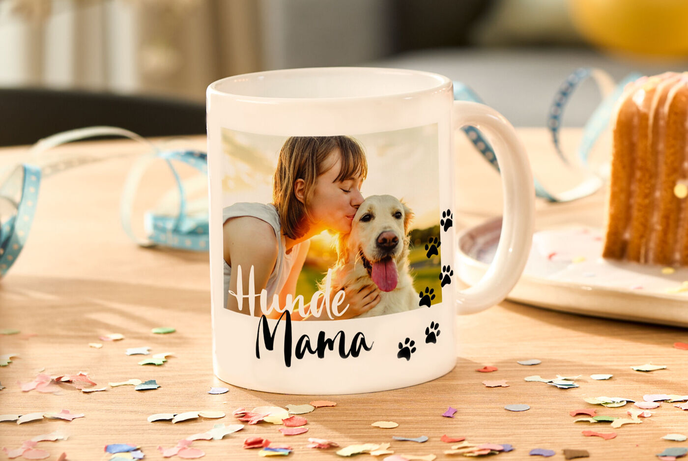 Tasse mit einem Fotomotiv eines lächelnden Hundes und einer Frau, beschriftet mit "Hunde Mama".