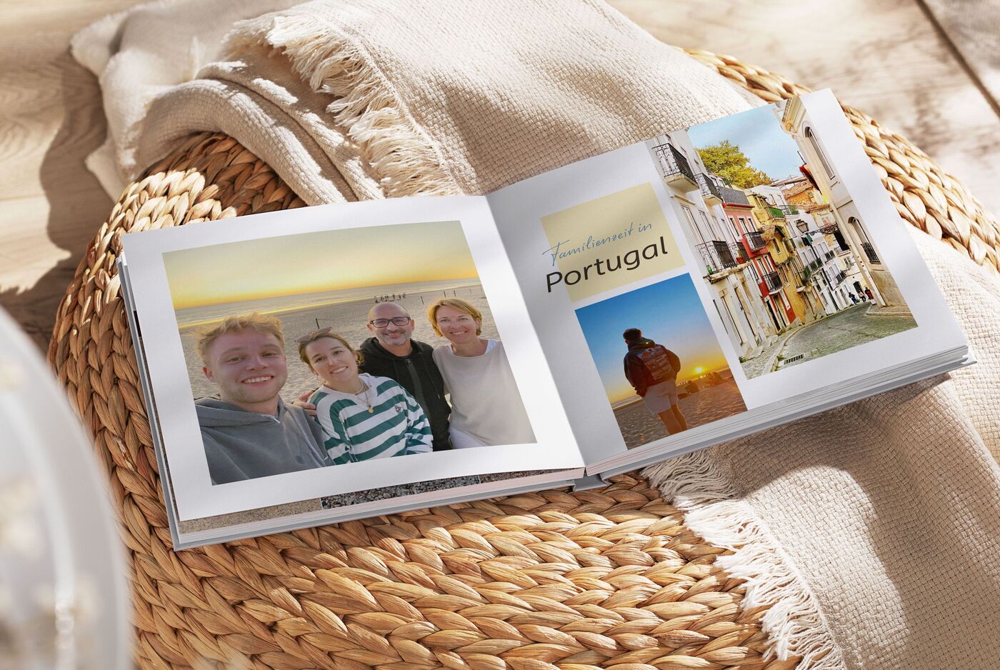 Ein offenes CEWE FOTOBUCH mit Bildern aus Portugal. Es zeigt Landschaften, Stadtansichten und glückliche Menschen, die gemeinsam Erinnerungen teilen.