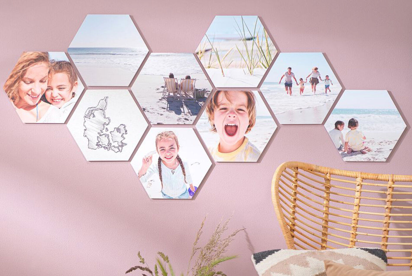 Ein kreatives Wanddesign mit mehreren Fotos im Hexagon-Format, die Urlaubsmomente zeigen