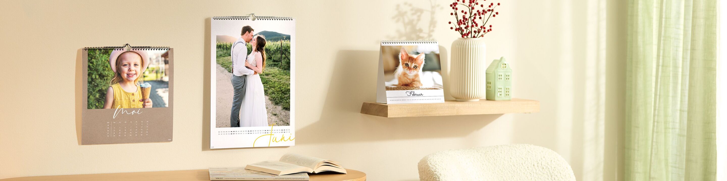 Ein Bild mit Fotokalendern von CEWE. 2 Kalender an einer Wand, mit Bildern eines Kinds und einem Paar. Ein Kalender stehend auf einem Regal.