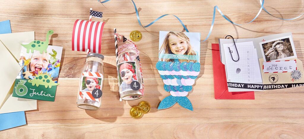 Bunte Geschenkverpackungen und kreative Karten auf einem Holztisch