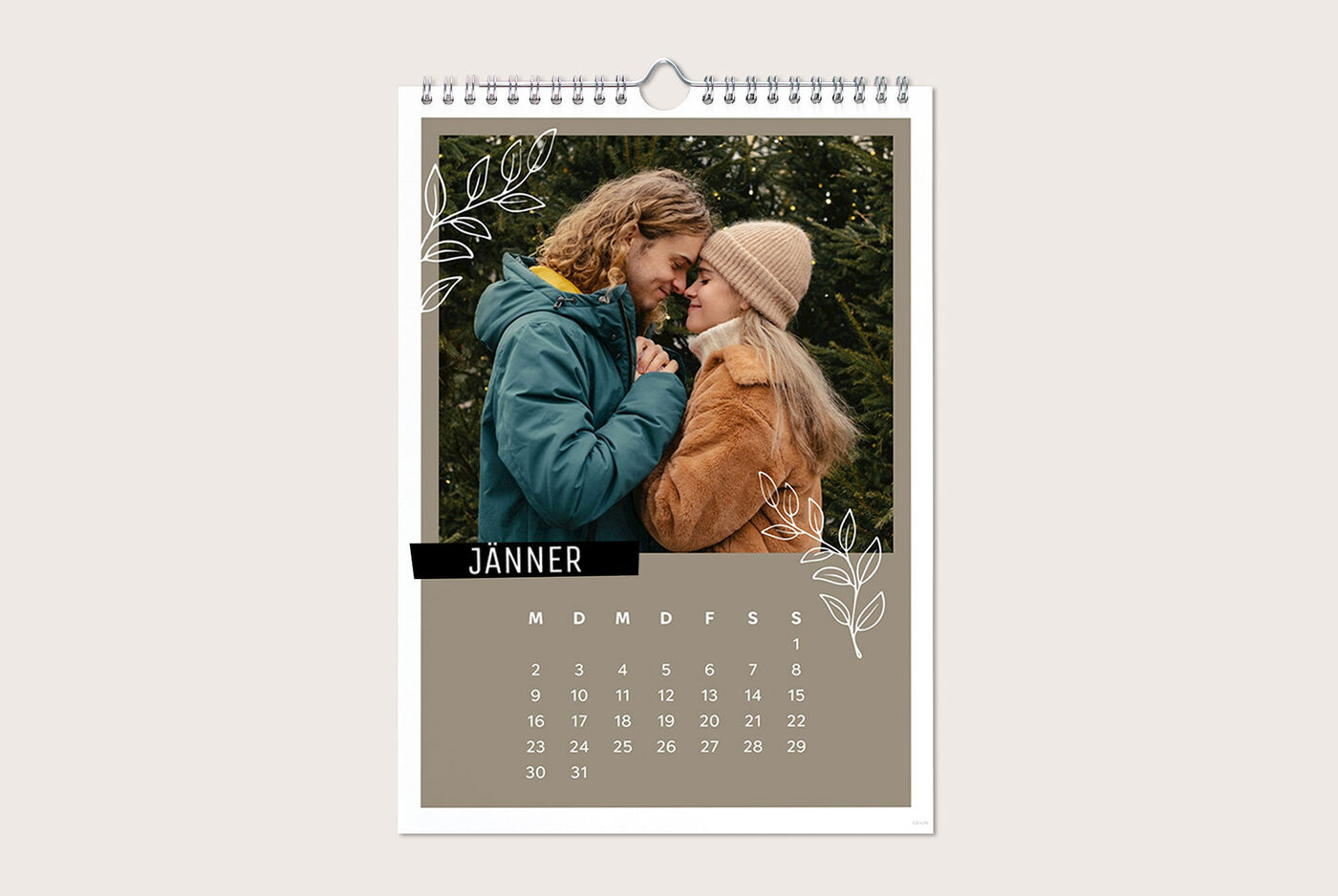 Paare umarmen sich vor einem grünen Hintergrund in einem CEWE Fotokalender für Januar