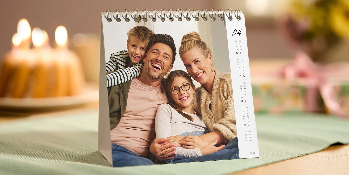 Tischkalender mit Familienfoto und Monatsübersicht April