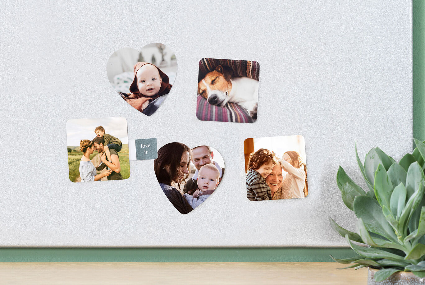 Wandmontiertes Herzfoto-Arrangement mit Erinnerungen.