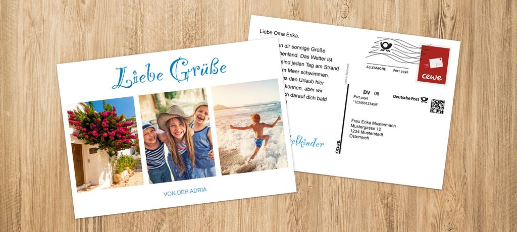 Bunte Postkarte mit Fotos von einem Strandurlaub, grüßend mit "Liebe Grüße"