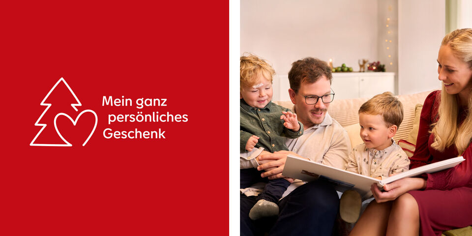 Links der Schriftzug "Mein ganz persönliches Geschenk" auf rotem Hintergrund. Rechts eine Familie mit zwei kleinen Kinder auf einem Sofa.