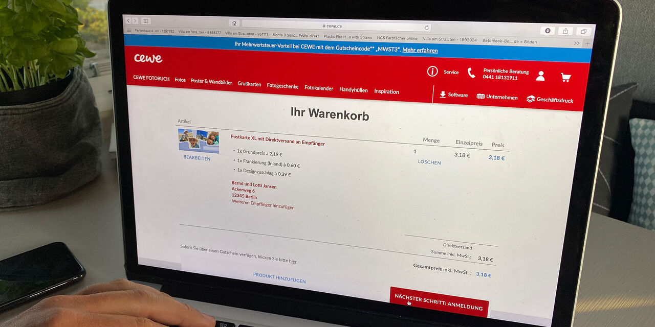 Eine Person prüft ihren Warenkorb auf der CEWE Website auf einem Laptop.
