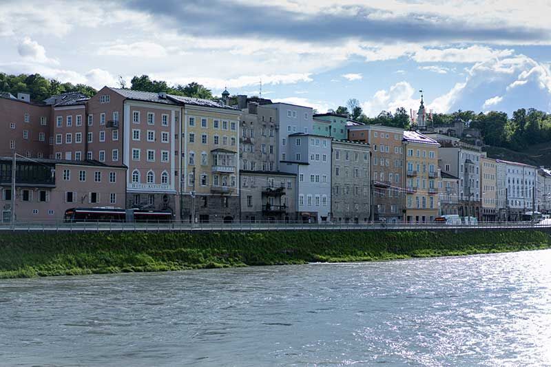 Bunte Gebäude am Flussufer in Linz, Österreich
