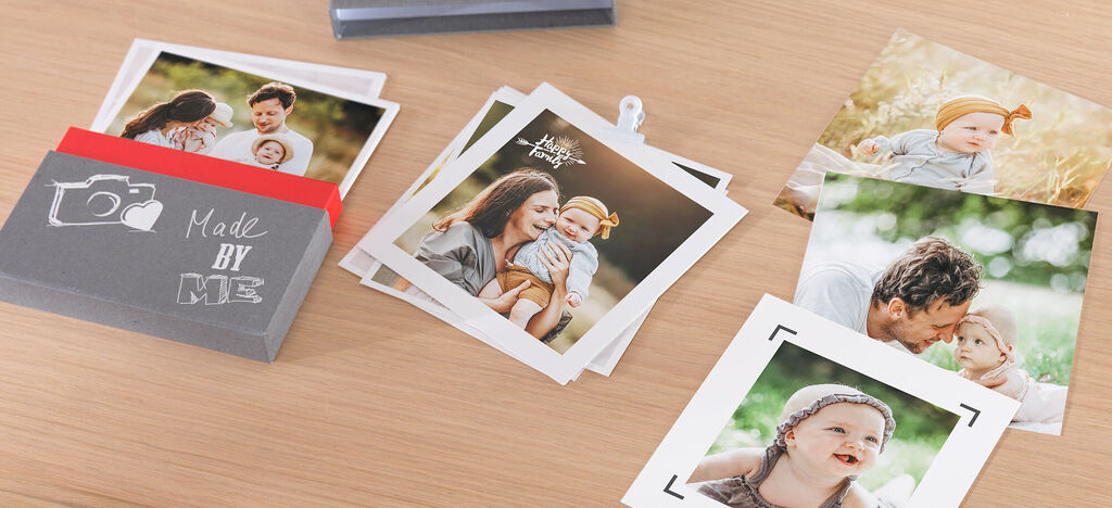 Bunte Fotokarten auf einem Tisch mit verschiedenen Erinnerungen.