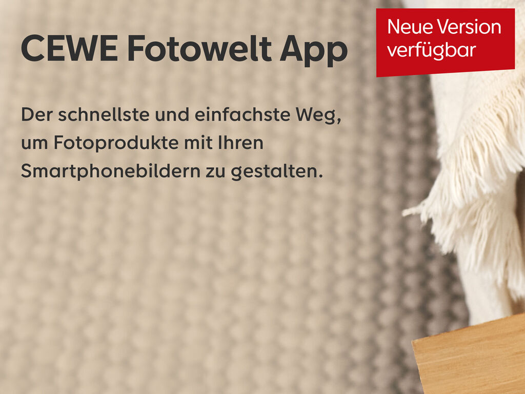 Hinweis auf die CEWE Fotowelt App mit einem handgefertigten Design.
