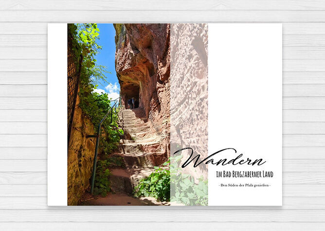 Eine Treppe durch Felsen im Freien, umgeben von Pflanzen. am oberen Ende ist eine Person sichtbar.