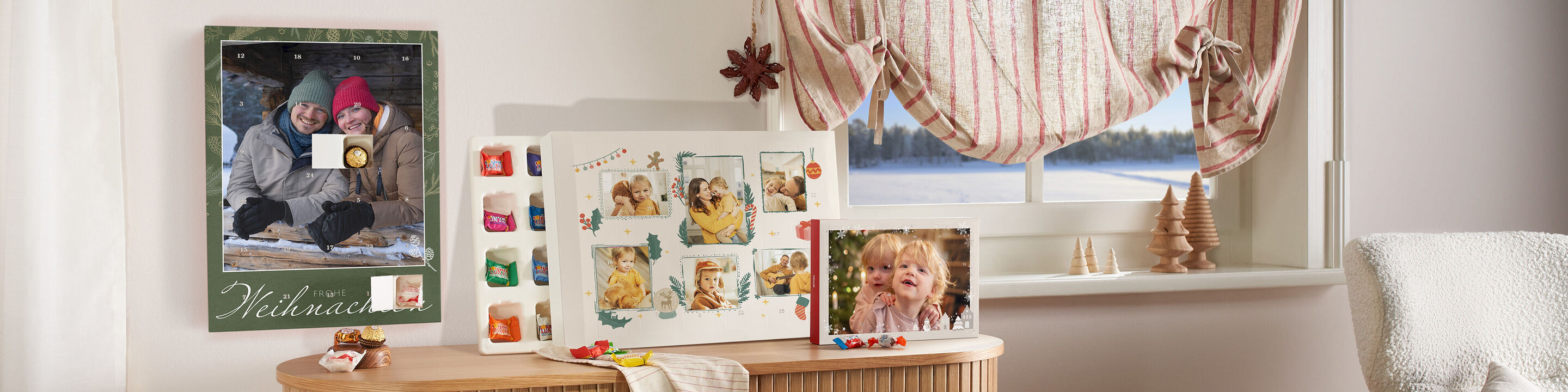 Familie sitzt zusammen am Fenster in einem festlich dekorierten Raum mit Weihnachtsmotiven