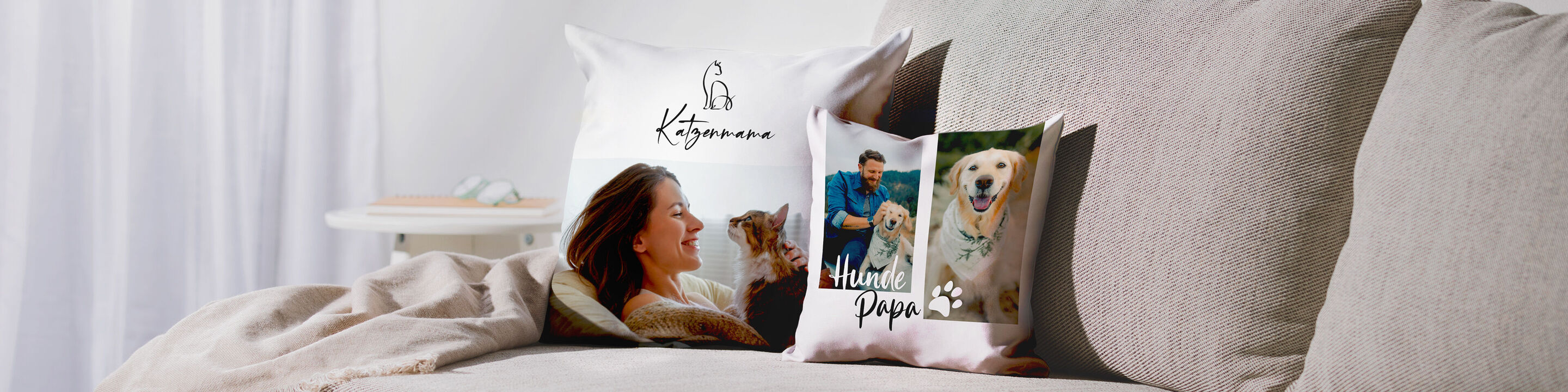Kissen mit persönlichen Fotos von Liebsten, gemütlich auf einer Couch arrangiert
