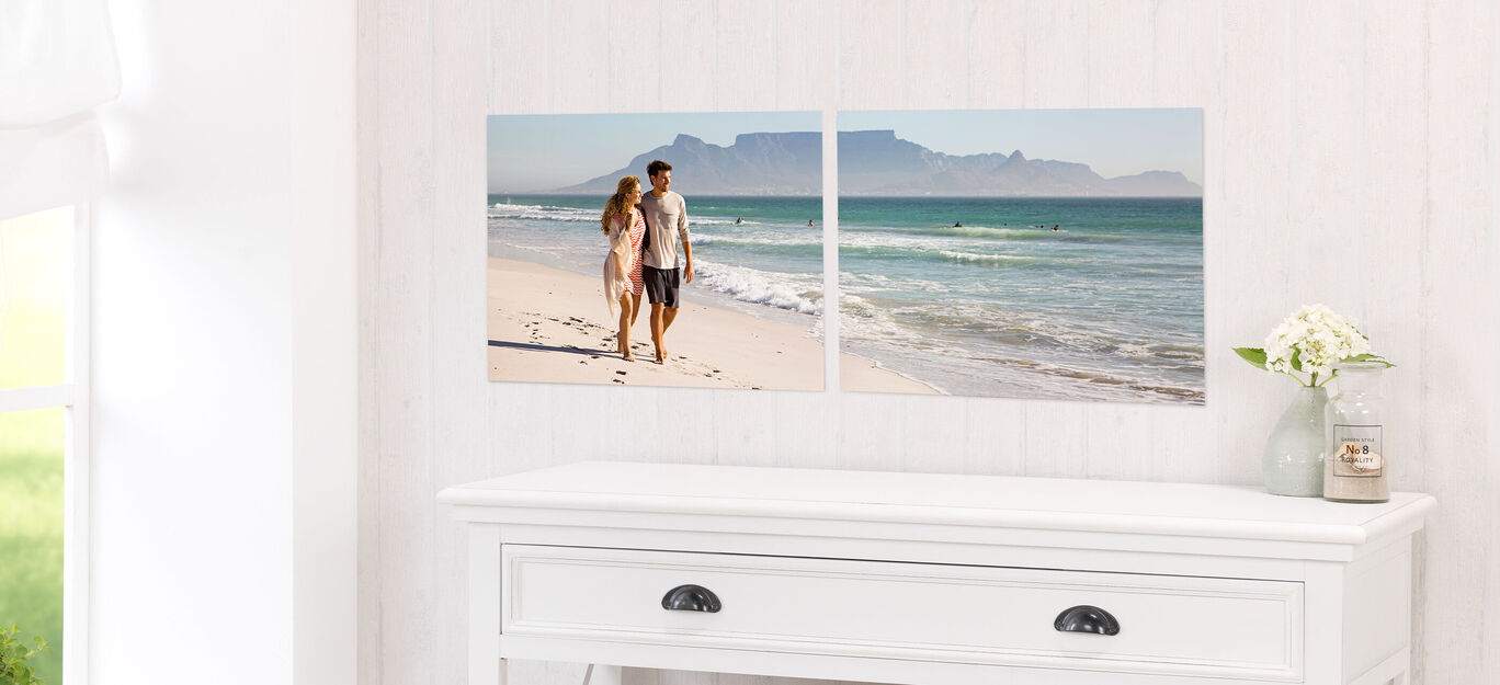 Fröhliches Paar bei einem romantischen Spaziergang am Strand.