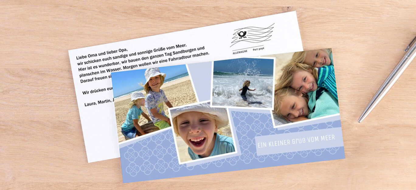 Postkarte mit mehreren Bildern von Strandmomenten und Kindern am Wasser