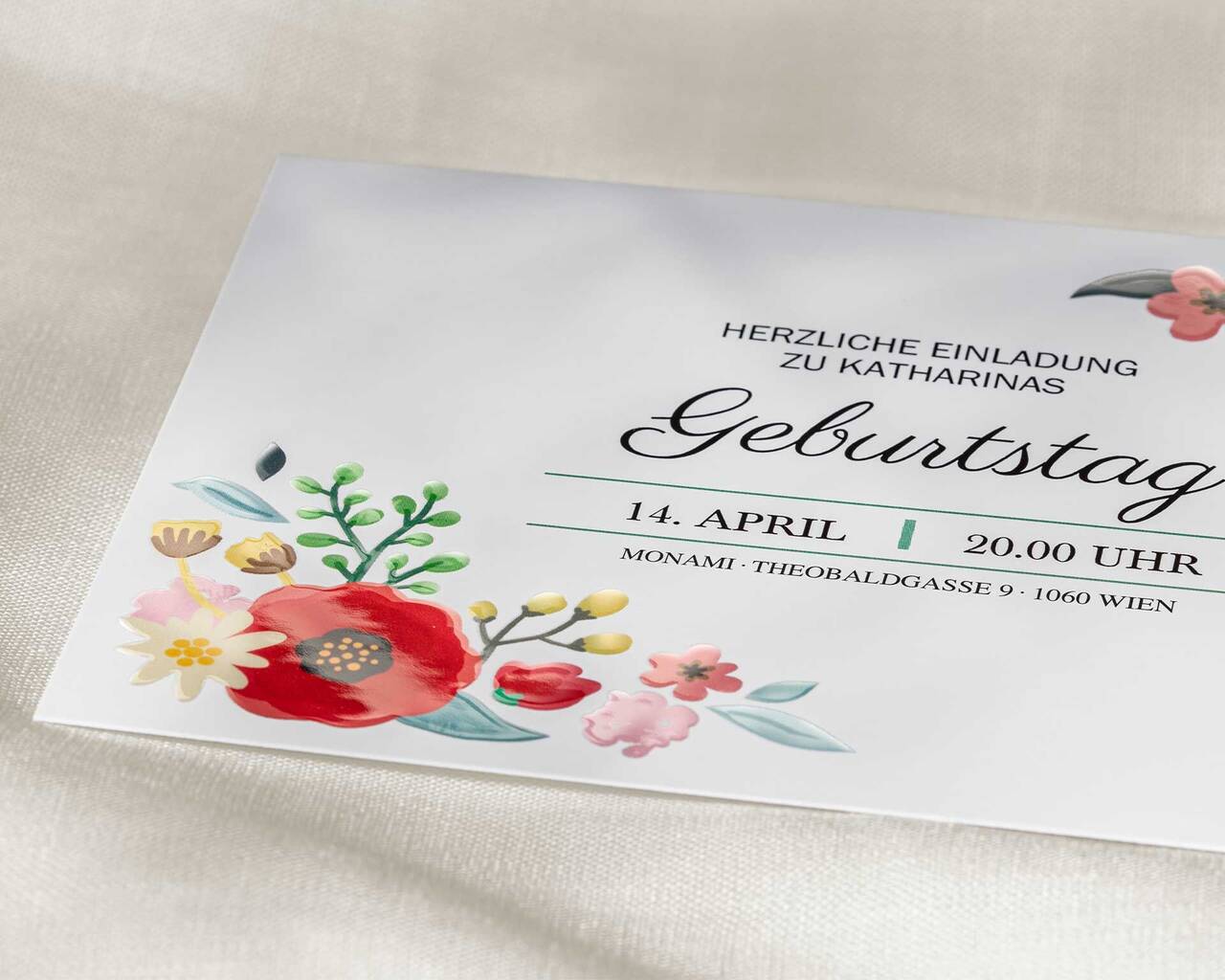 Einladungskarte zum Geburtstag mit floralen Motiven und festlicher Schrift