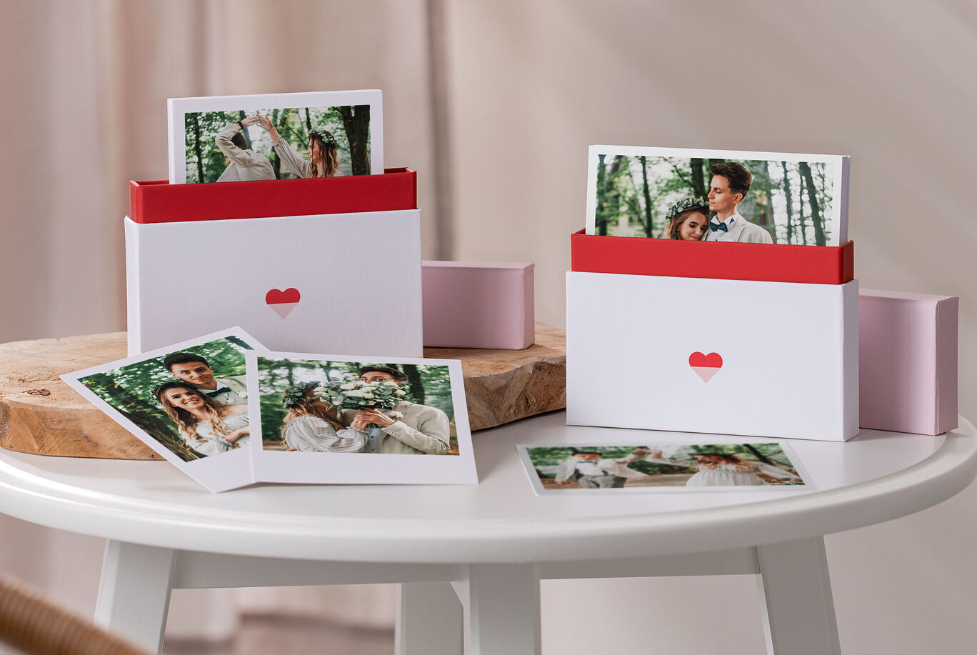 Zwei besondere Fotokarten mit herzlichem Design in einem hellen Raum, bereit für schöne Erinnerungen