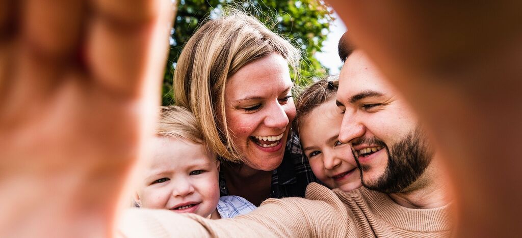 Gruppenfoto von Menschen, die fröhlich zusammen lachen und eine schöne Zeit verbringen.