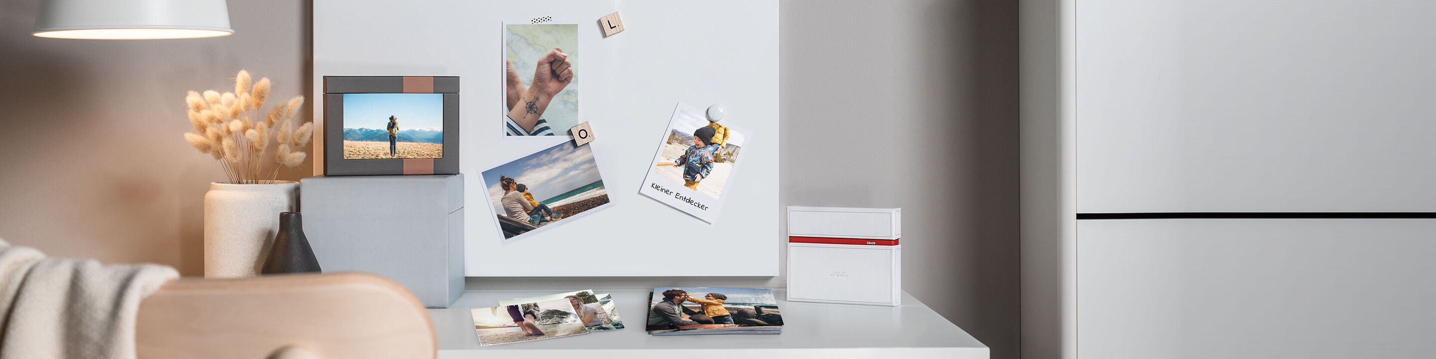 Wundervolle persönliche Erinnerungen auf einem Kühlschrank mit Fotos, Notizen und liebevollen Botschaften