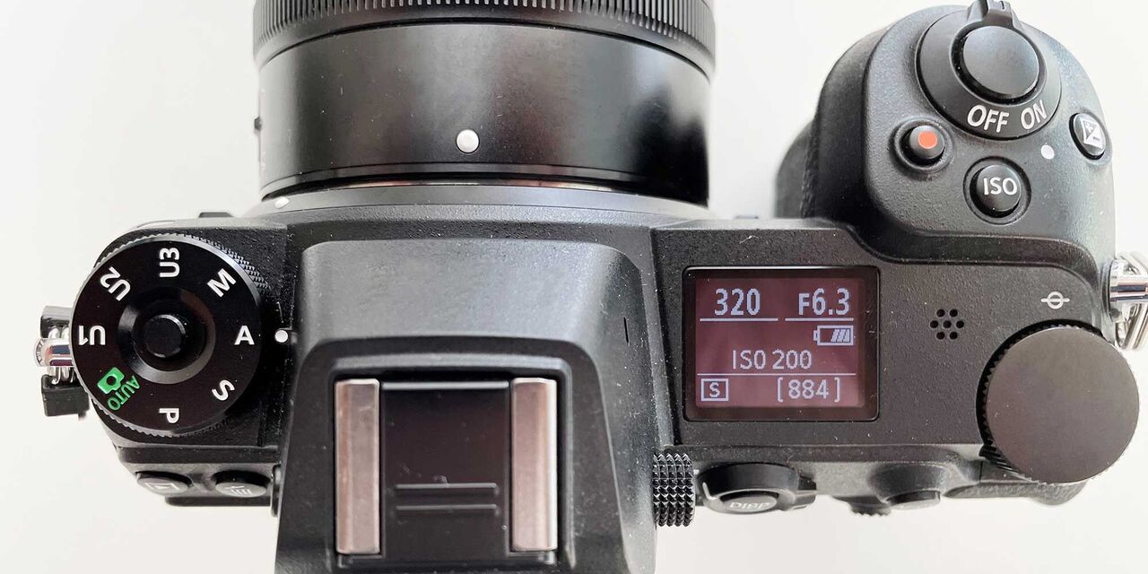 Detailansicht einer Kamera mit Display und Einstellrädern