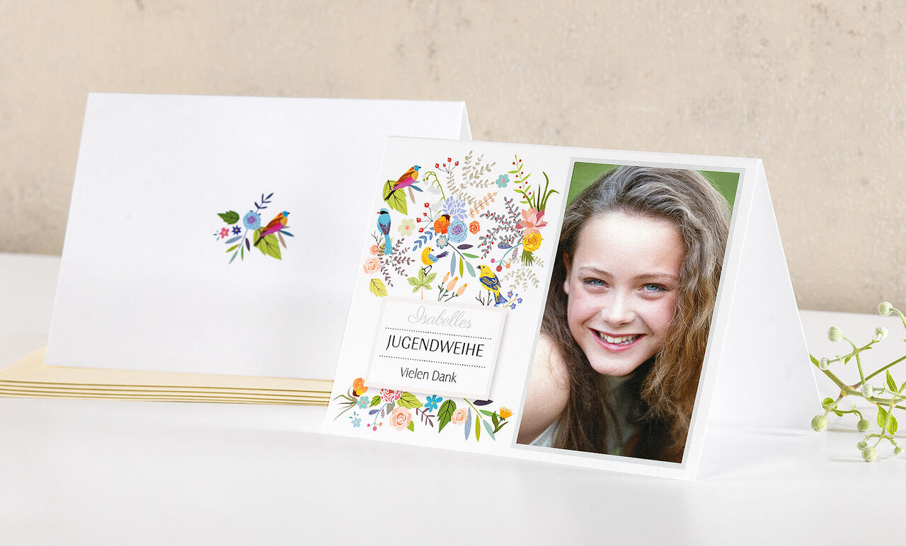 Eine kreativ gestaltete Einladung zur Jugendweihe mit bunten Blumen und einem Platz für ein Foto