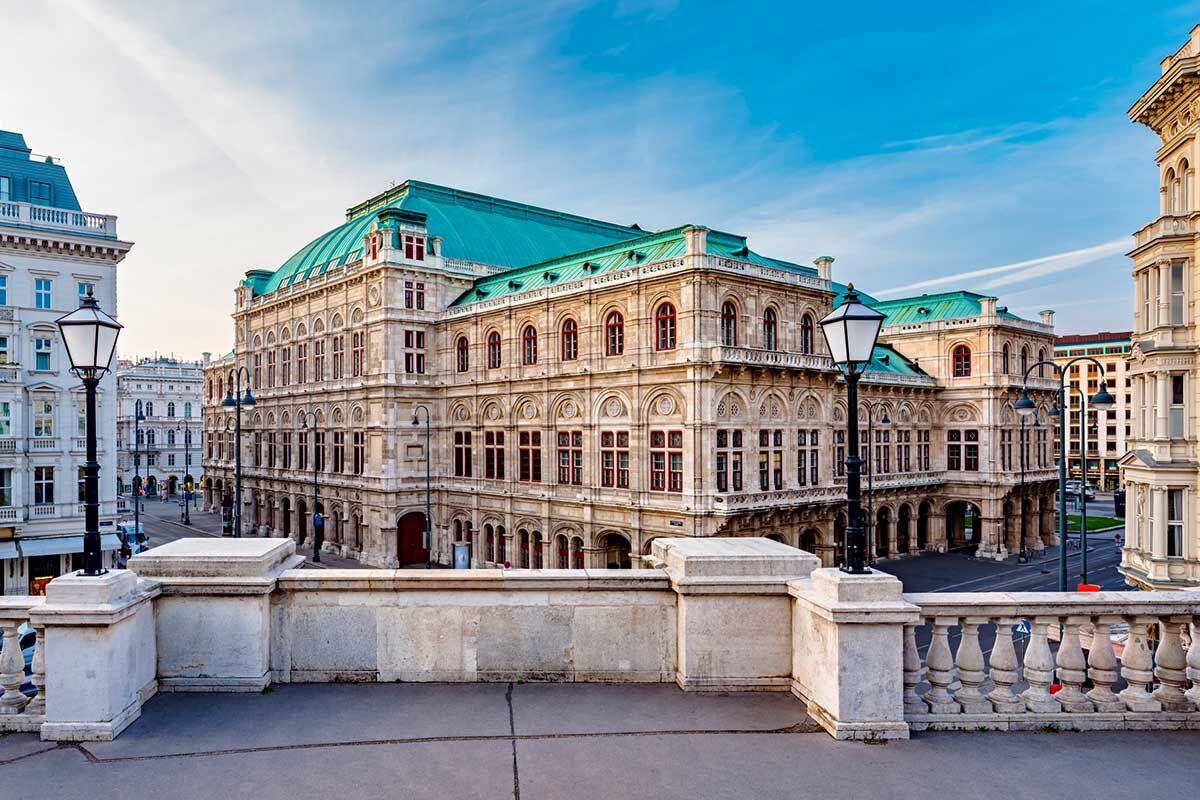 Das Wiener Staatsoper-Gebäude unter blauem Himmel mit grünem Dach