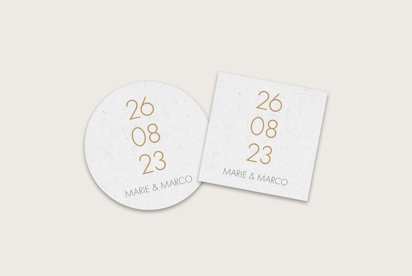 Zwei personalisierte Hochzeitseinladungen in einem modernen Design mit dem Datum 26.08.23 und den Namen Marie und Marco