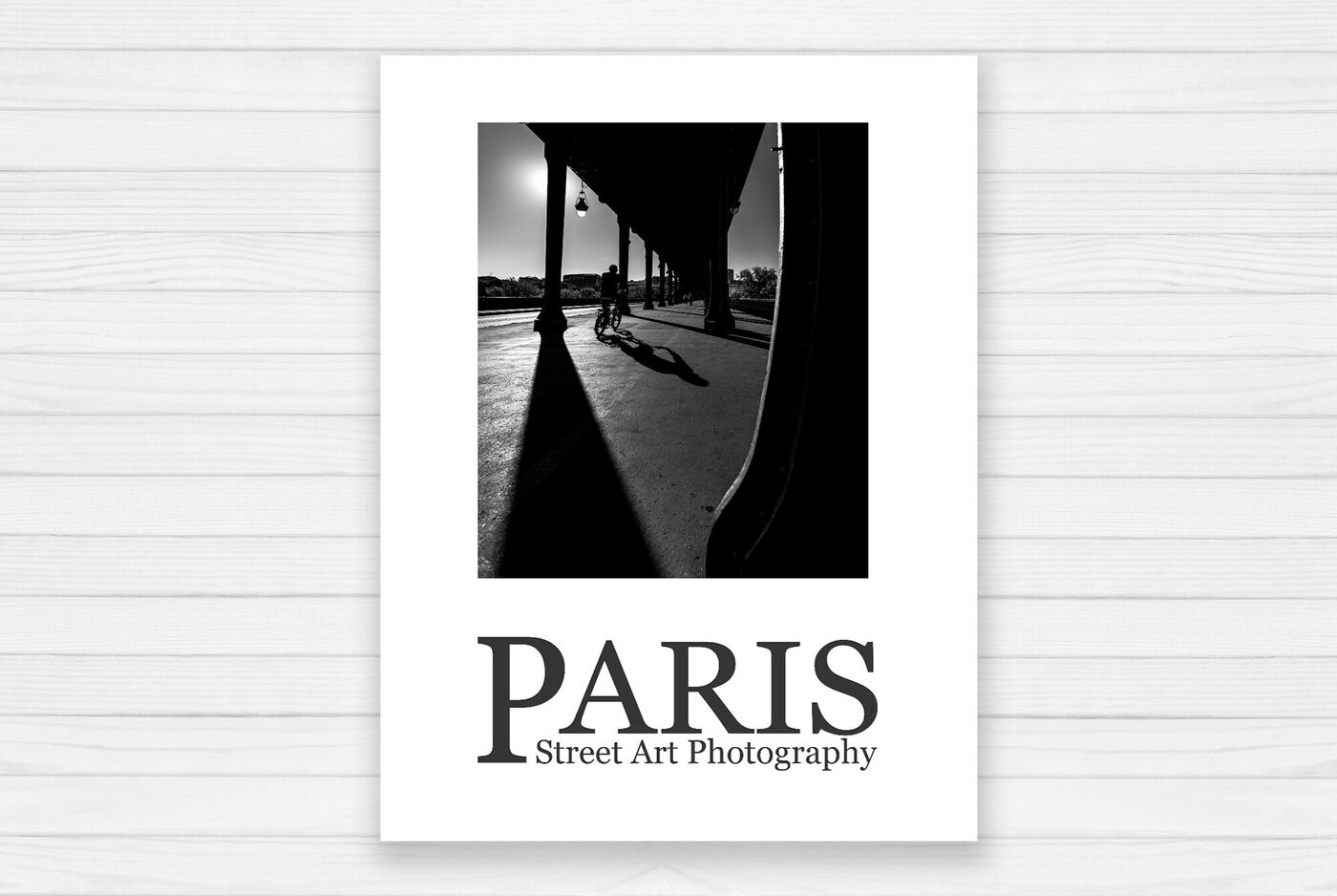 Schwarz-weiß Fotografie von Schatten unter einem Säulengang mit dem Wort Paris und dem Text Street Art Photography.