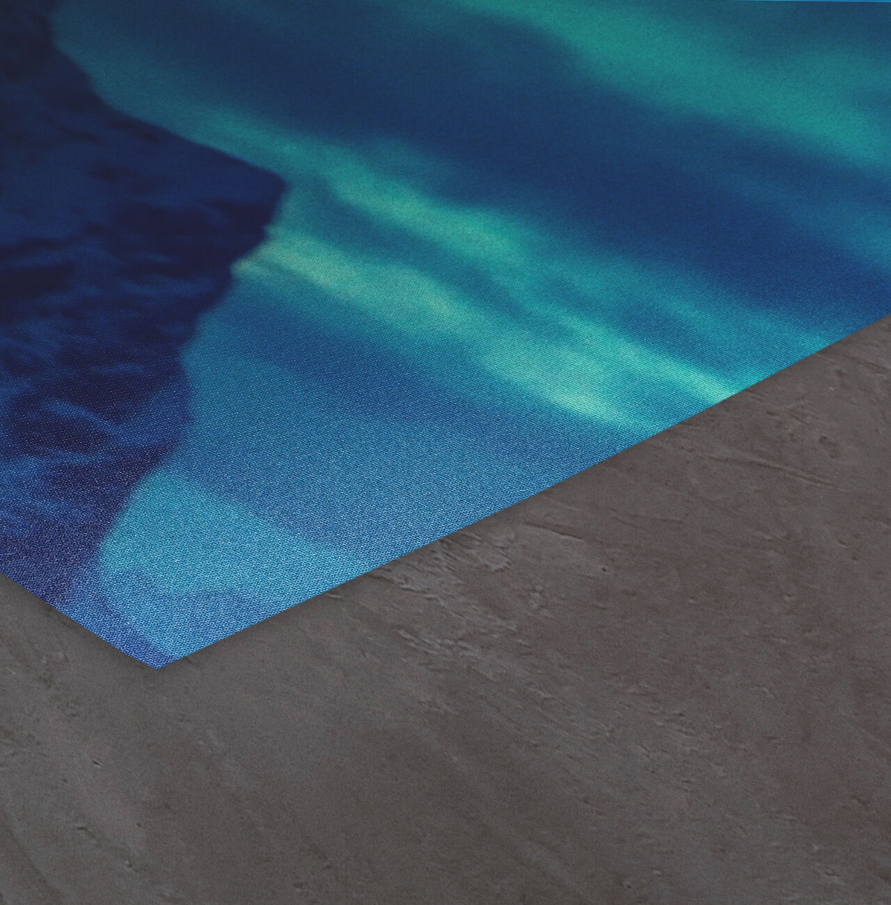 Eine farbenfrohe Unterlage zeigt die wunderschöne Textur eines blauen Meeresbodens auf einem eleganten, dunklen Untergrund.