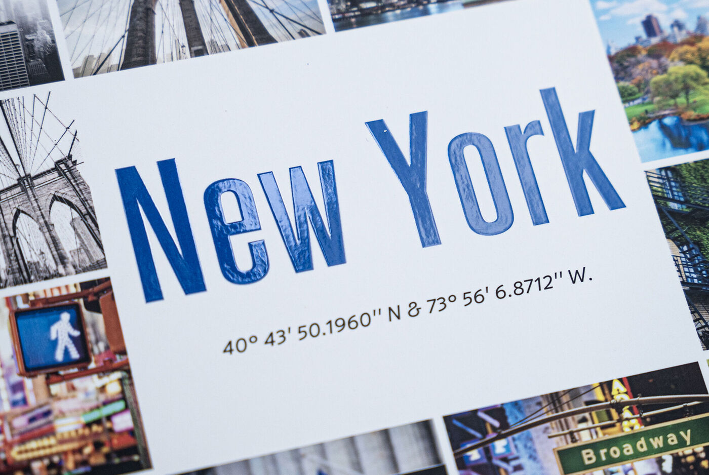 Cover eines CEWE FOTOBUCH mit Veredelung mit Effektlack in der Farbe Blau. Die Wörter New York sind glänzend veredelt.
