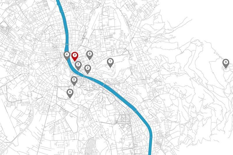 Karte einer Stadt mit blauen Straßen und markierten Punkten für wichtige Orte