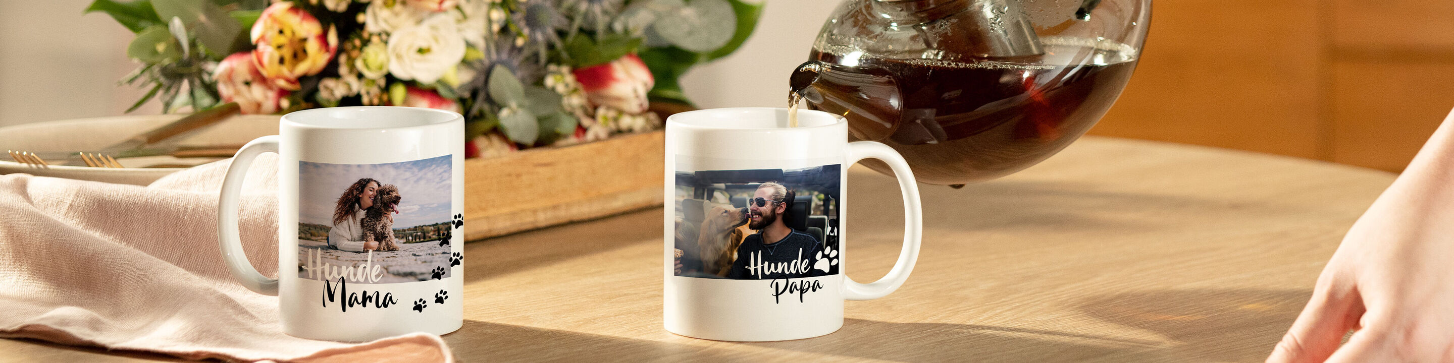 Zwei personalisierte Tassen mit Fotos von Freundinnen, eine wird mit Kaffee gefüllt, auf einem Holztisch.