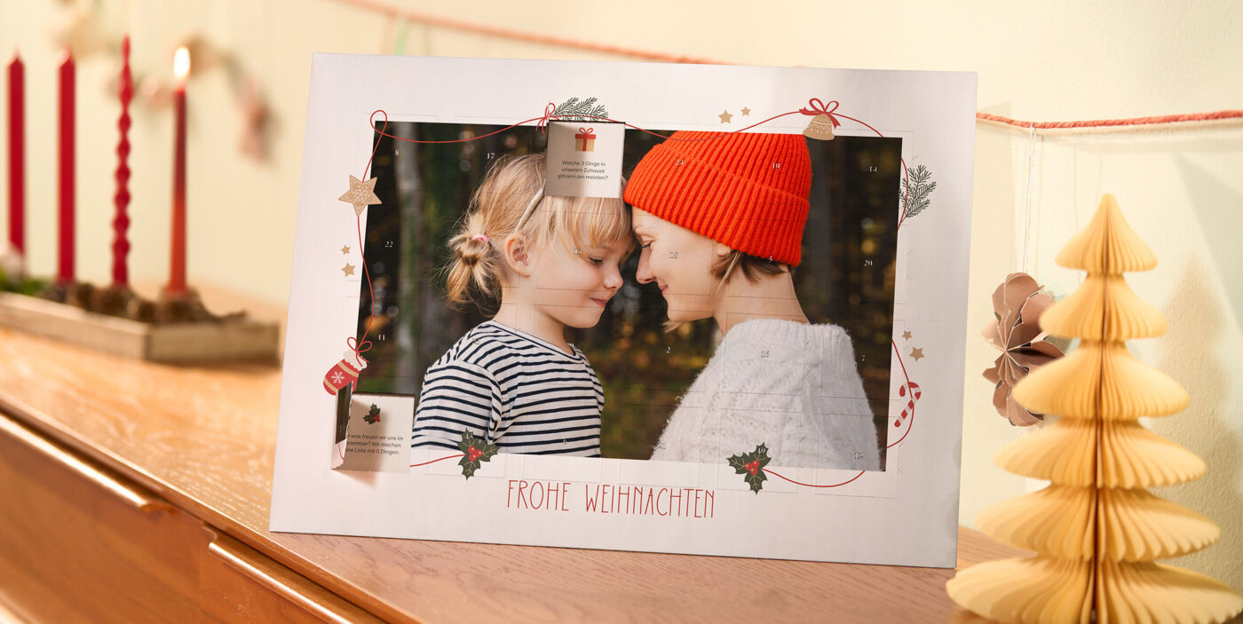 Foto-Adventskalender mit 24 Aktivitäten und Inspirationen hinter den Türchen. Foto von Mutter und Tochter auf der Vorderseite.