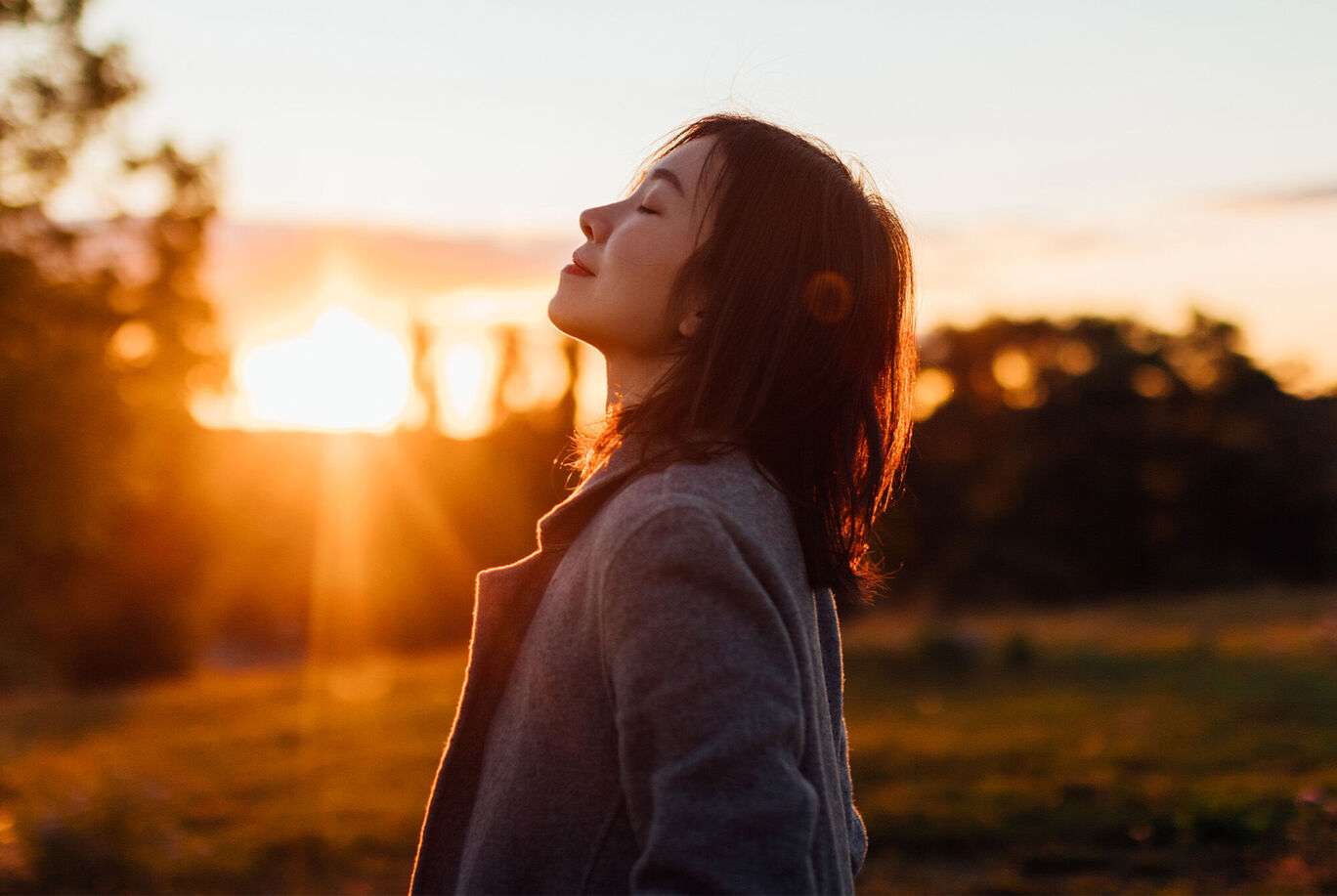 Eine Person genießt den Sonnenuntergang in der Natur.