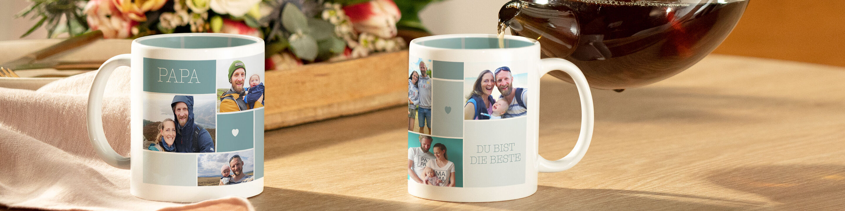 Zwei Tassen mit persönlichen Fotos, auf einem Tisch mit Blumen.