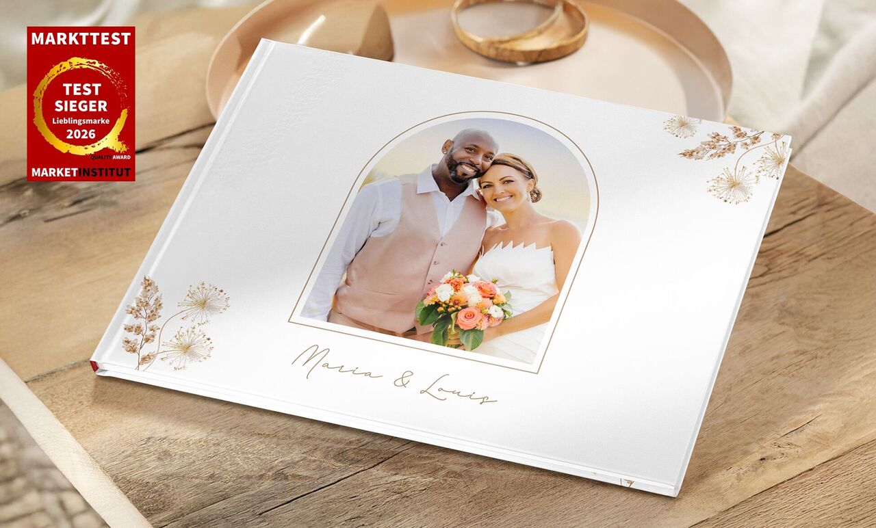CEWE FOTOBUCH Hochzeit mit Foto des Brautpaars und Blumenverzierung auf weißem Cover