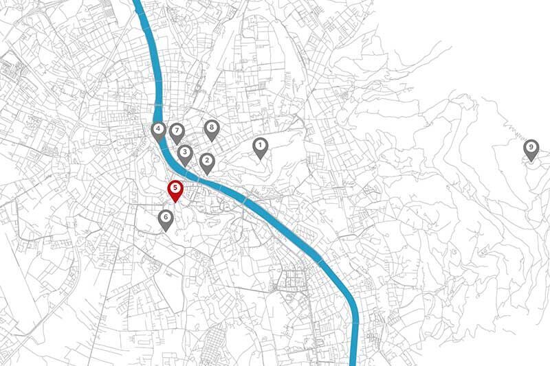Eine einfache Straßenkarte mit blauen Linien und Markierungen. Ein roter Punkt zeigt den Standort.