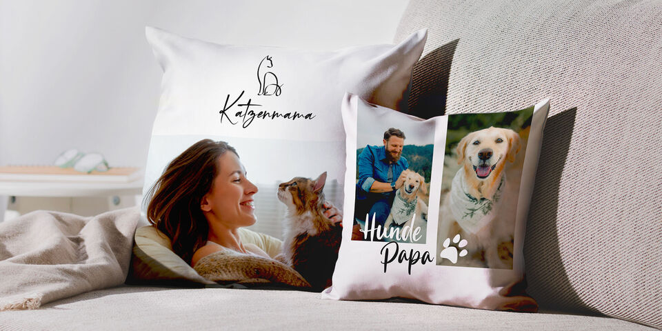 Zwei personalisierte Kissen auf einer Couch, eines mit einer Katze, das andere mit einem Hund und einer Person