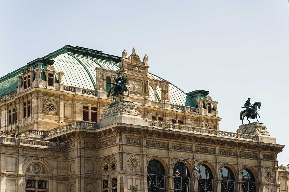 Das beeindruckende Opernhaus mit grüner Dachkonstruktion und Statuen auf dem Dach, ein symbolträchtiger Ort für Kultur und Kunst.