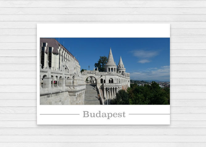Panorama des Schlosses in Budapest mit Türmen und Bäumen im Hintergrund