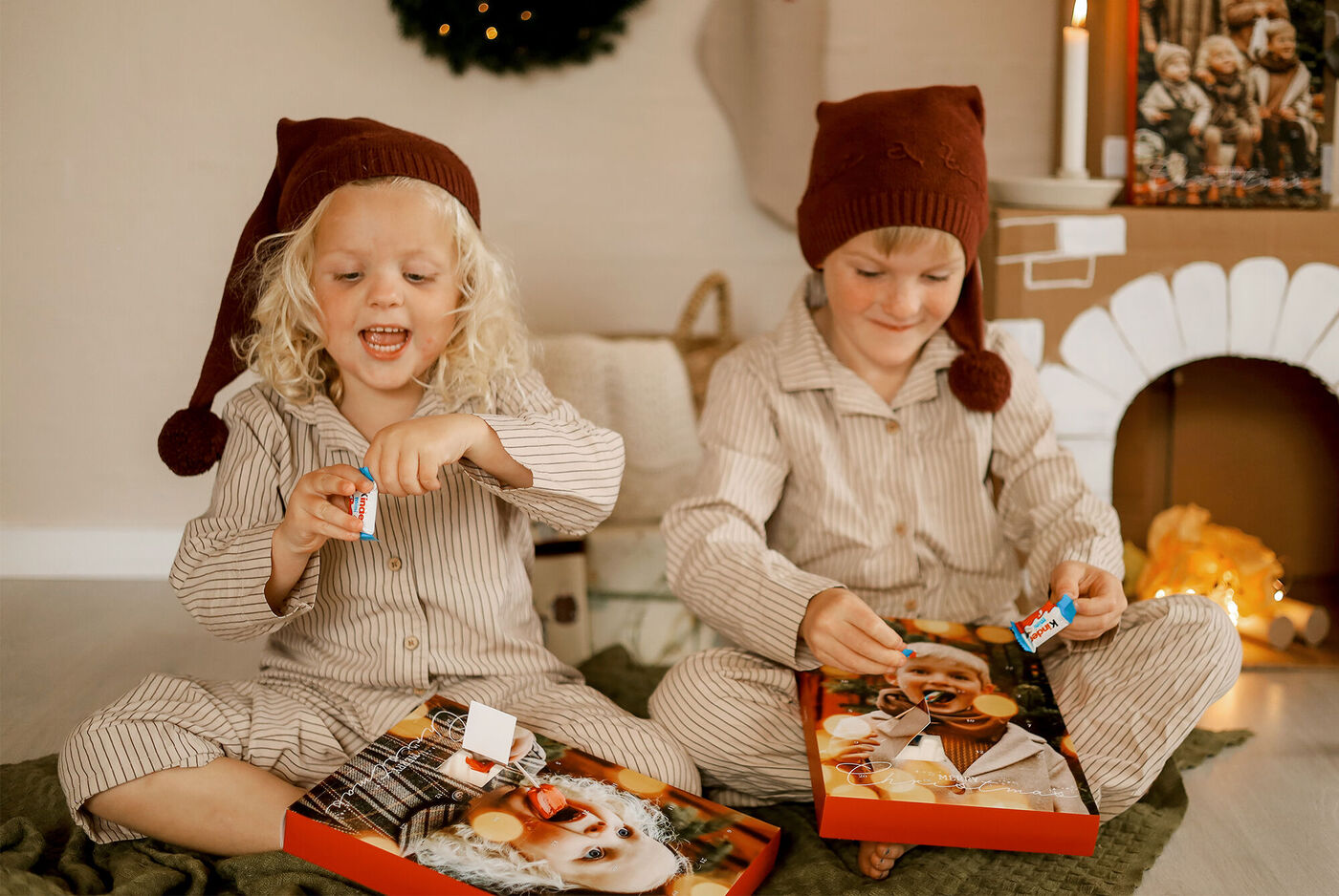 Zwei Kinder in gestreiften Schlafanzügen öffnen Geschenke mit Freude