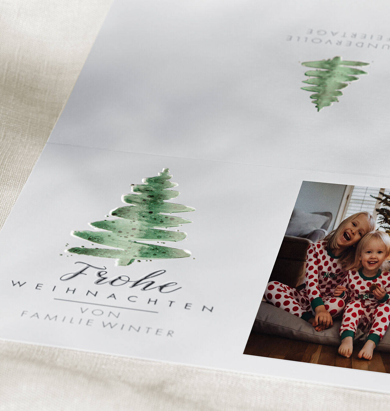 Frohe Weihnachten Karte mit Weihnachtsbaum und zwei Kindern in gepunkteten Pyjamas