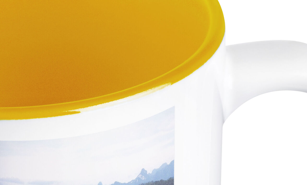 Beige Tasse mit gelbem Rand und Bergmotiv