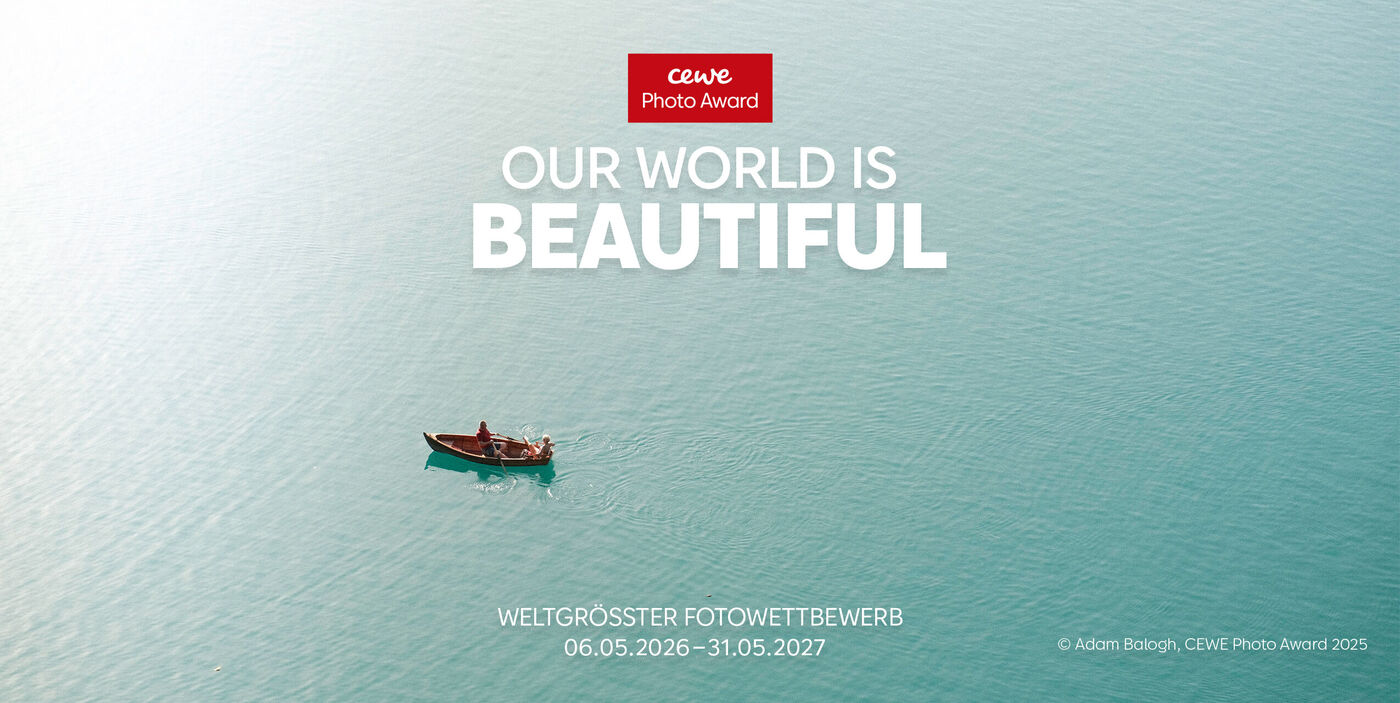 Kleines Boot auf ruhigem Wasser mit dem Schriftzug des CEWE Photo Award und dem Motto "Our World is beautiful"