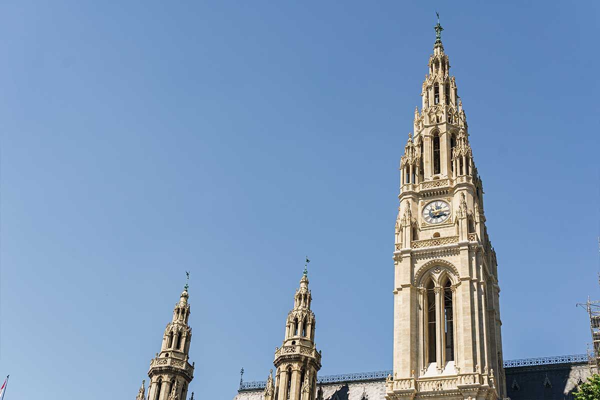 Der beeindruckende Rathausturm in Wien mit klar blauem Himmel