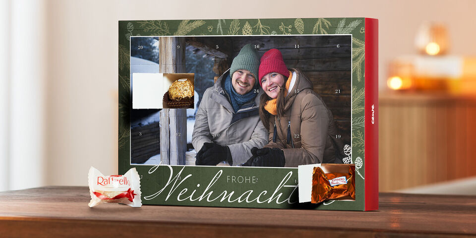 Dunkelgrüner Premium-Adventskalender mit Füllung von Ferrero und Aufschrift „Frohe Weihnachten“