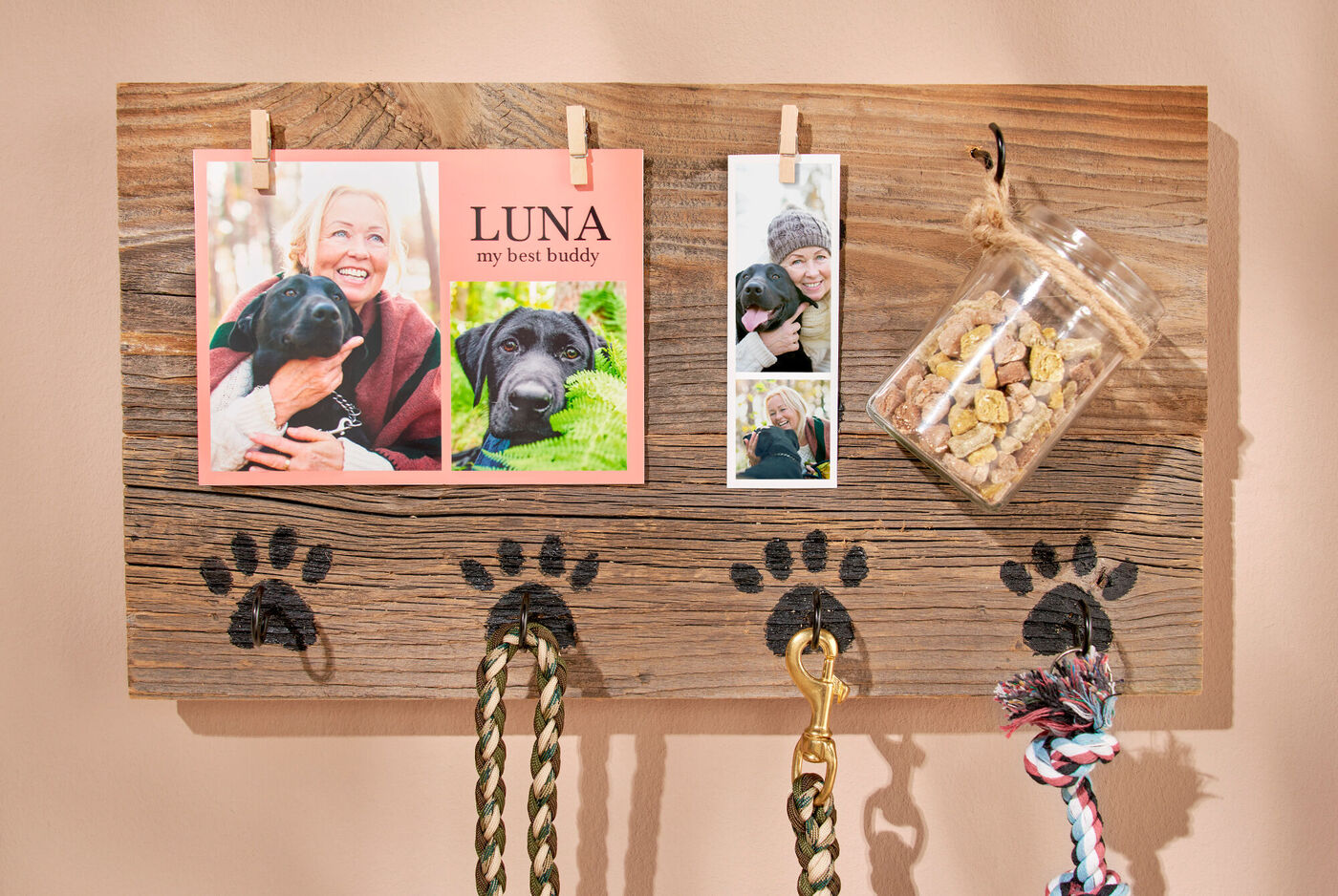 Holzbrett mit Hundezubehör und Fotos von Luna