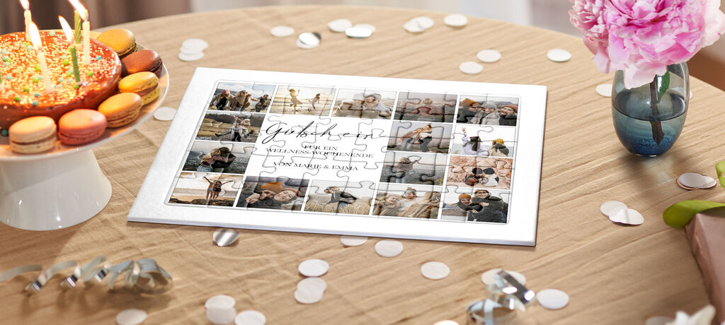 Ein personalisiertes Puzzle mit Fotos von glücklichen Momenten auf einem festlich dekorierten Tisch.